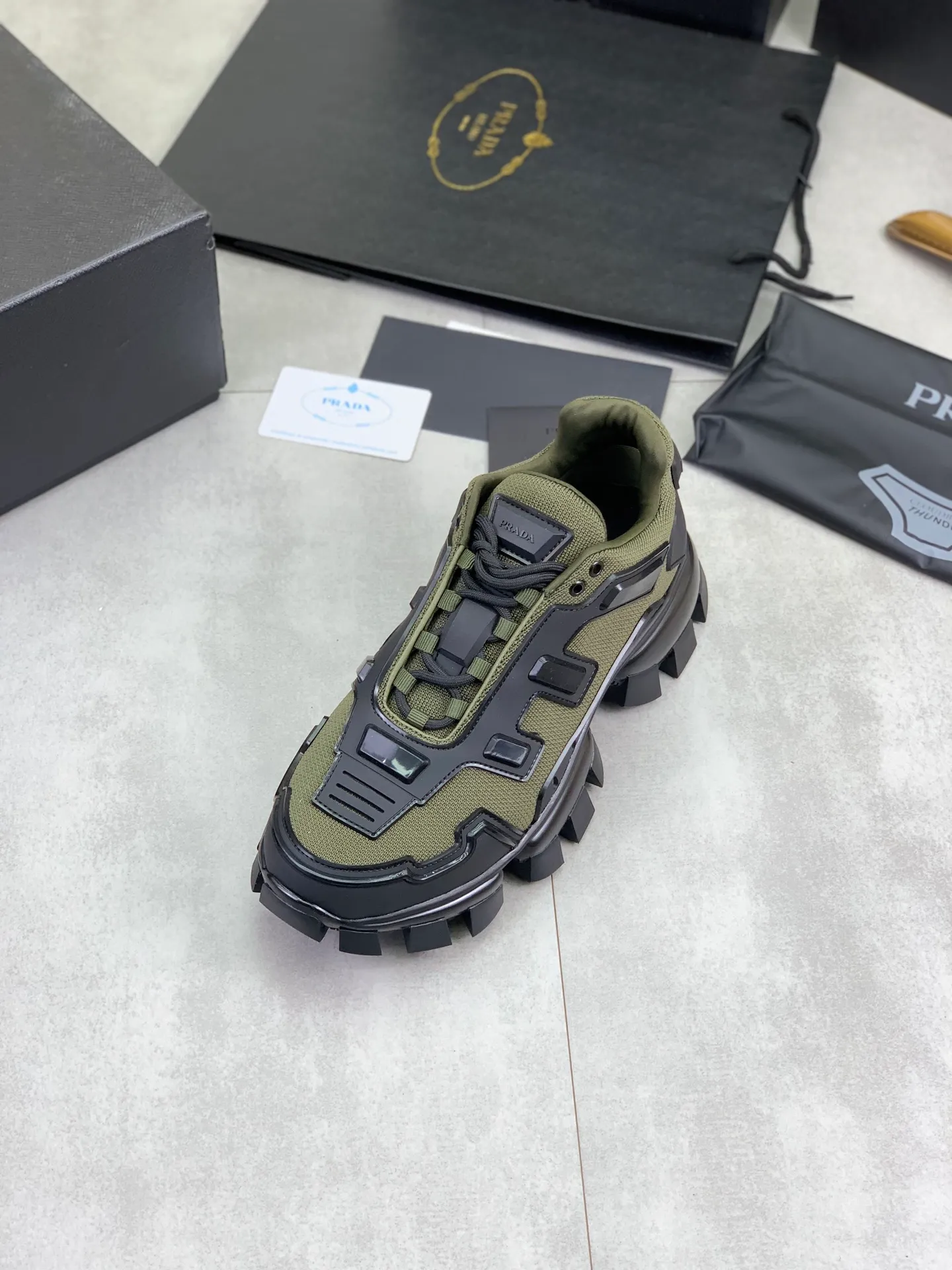 Men's Men's Shoes P660 New Top Version PRADA Prada Dark Punk Martin Rock Tank Mecha Hardcore Fighting Shoes ☑️ A century-old brand, the unique hardcore design has entered the public eye. The tank element is used as the sole design, subverting conventions, breaking the monotony, brightening the overall shape, eye-catching, and achieving a meaningless appearance. With its hard-core styling and metal accessories full of design, it unleashes an unruly punk spirit, interprets a unique and iconic style, and demonstrates the leadership level of its pioneer originator in the field of thick-soled shoes. It is the nirvana darling of major fashion weeks. 📣📣The ultra-light foam outsole solves the problem of bulkiness and is suitable for those who know the difference. ✅Fabric: Original splicing design and production ✅Inner: Original lining➕Cow leather insole. ✅Original foam combination outsole with 8cm heel height and super light weight. ✅Code number: Female 35-39 (40 is customized and non-refundable) Male 39-45 (46 and 47 are customized and non-refundable) Full package at the counter